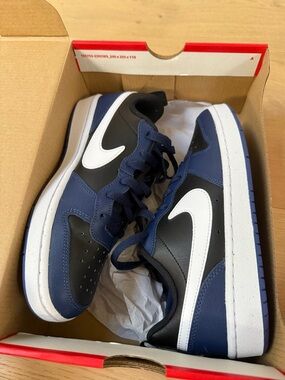 Boys Nike court borough low 2
